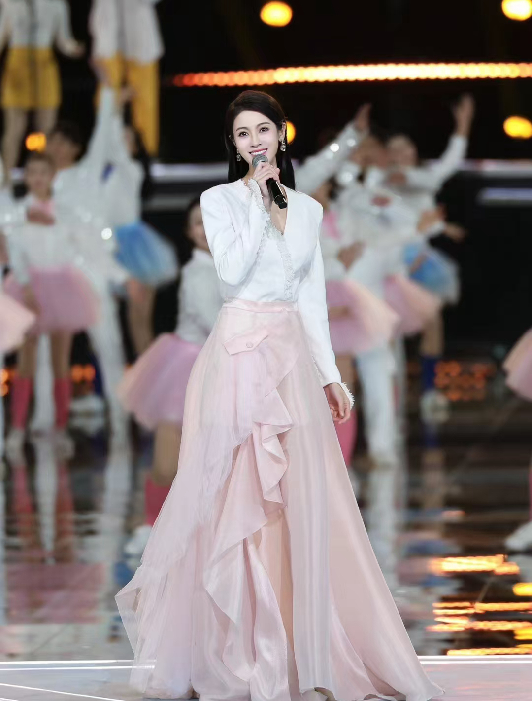 李允儿liyuner启航2024央视总台跨年晚会有你会